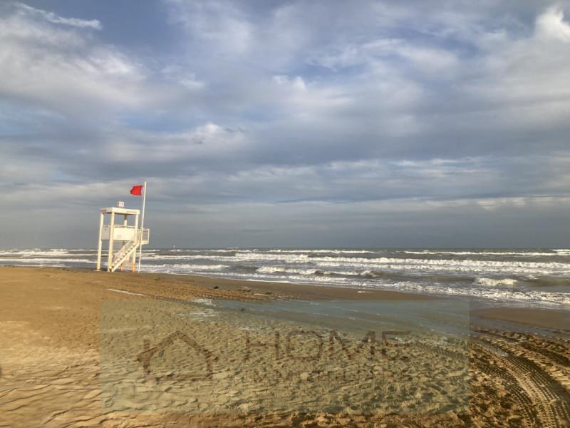 Proponiamo in vendita esclusiva uno splendido appartamento in trifamiliare con ingresso indipende...