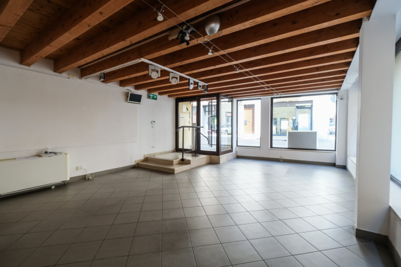 Inserito in una curata palazzina, ristrutturata ad inizio anni 200, tra piazza Duomo e piazza Cas...