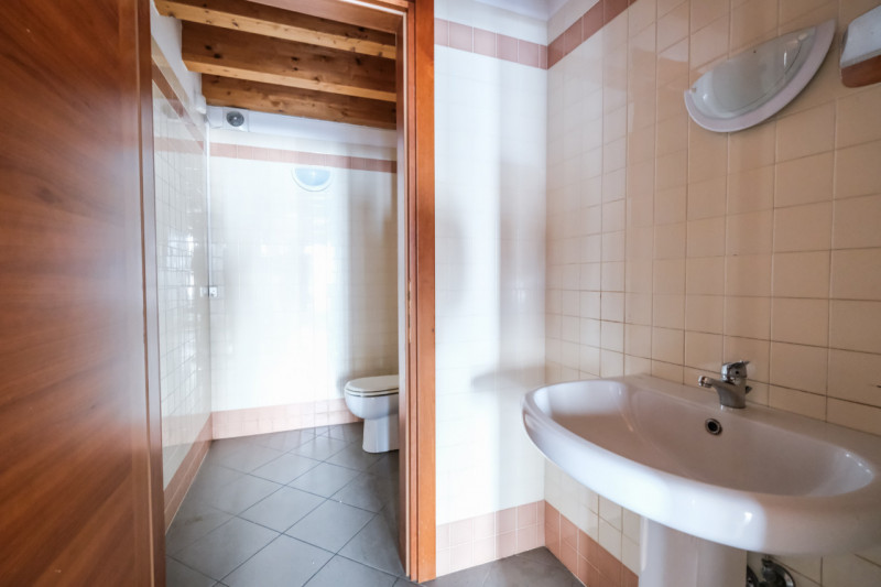 Inserito in una curata palazzina, ristrutturata ad inizio anni 200, tra piazza Duomo e piazza Cas...