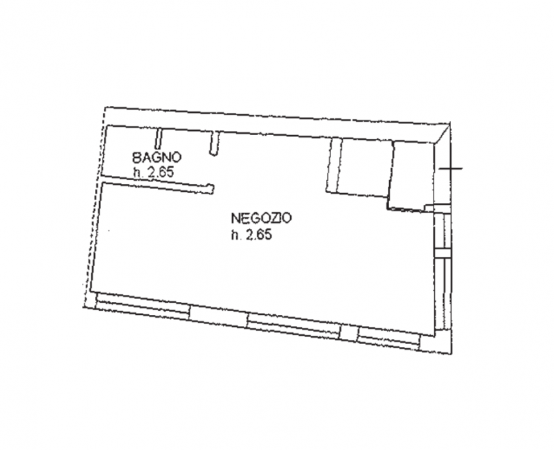 Inserito in una curata palazzina, ristrutturata ad inizio anni 200, tra piazza Duomo e piazza Cas...