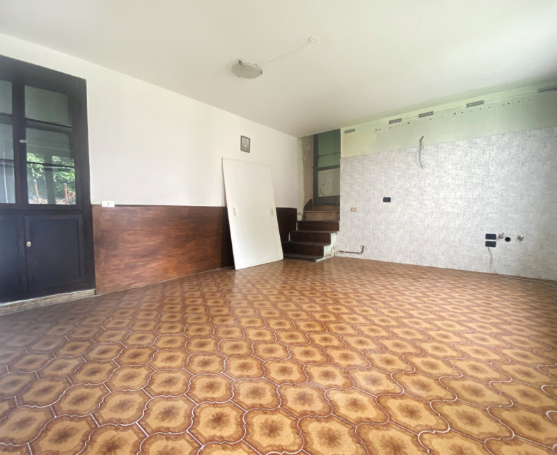 Sogni di vivere in un borgo collinare, immerso nella tranquillità della natura, ma con tutti i co...