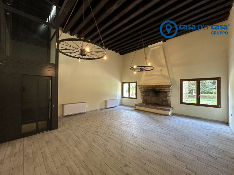 Splendida casa padronale immersa nel verde e di grandi dimensioni.

Queste sono le caratteristich...