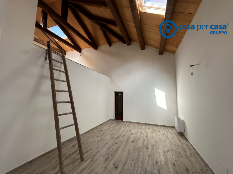 Splendida casa padronale immersa nel verde e di grandi dimensioni.

Queste sono le caratteristich...