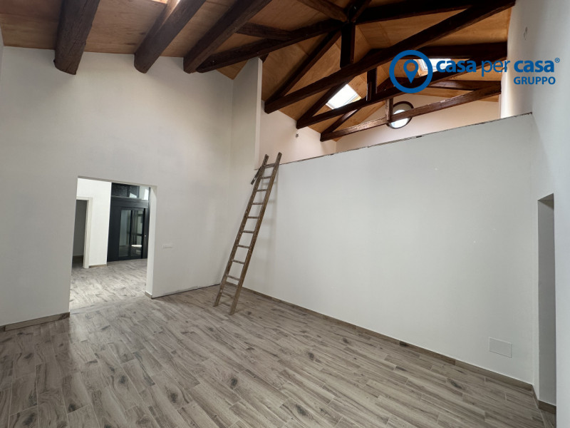 Splendida casa padronale immersa nel verde e di grandi dimensioni.

Queste sono le caratteristich...