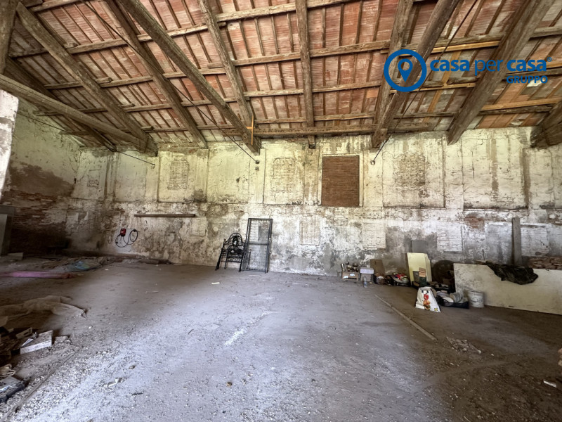 Splendida casa padronale immersa nel verde e di grandi dimensioni.

Queste sono le caratteristich...