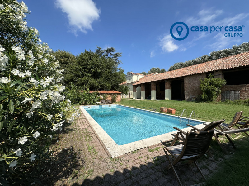 Splendida casa padronale immersa nel verde e di grandi dimensioni.

Queste sono le caratteristich...