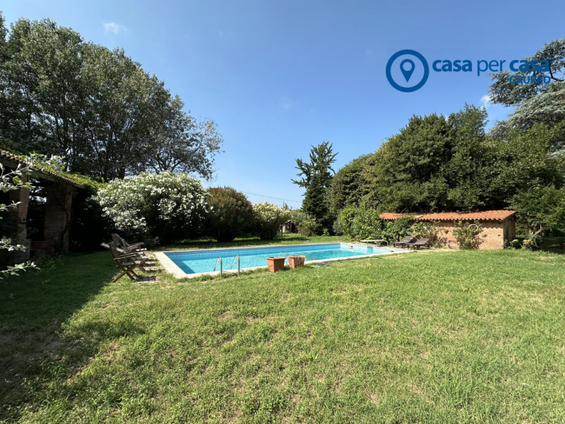 Splendida casa padronale immersa nel verde e di grandi dimensioni.

Queste sono le caratteristich...