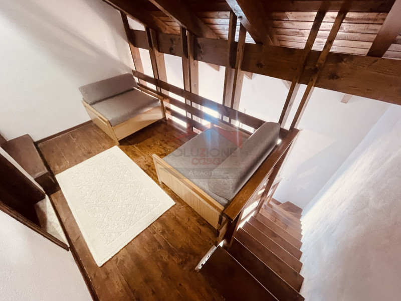 In vendita a Gallio un grazioso appartamento duplex di 65 mq. Situato in zona tranquilla, questo ...