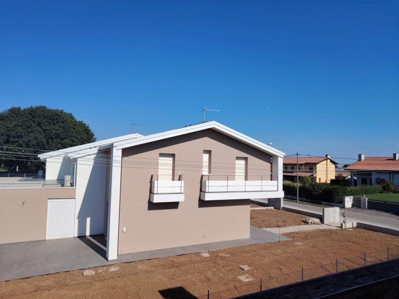 Spaziosa e luminosa villetta bifamiliare. L'immobile è disposto su 2 livelli fuori terra e 1 inte...