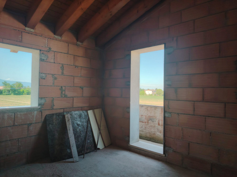 Spaziosa e luminosa villetta bifamiliare. L'immobile è disposto su 2 livelli fuori terra e 1 inte...