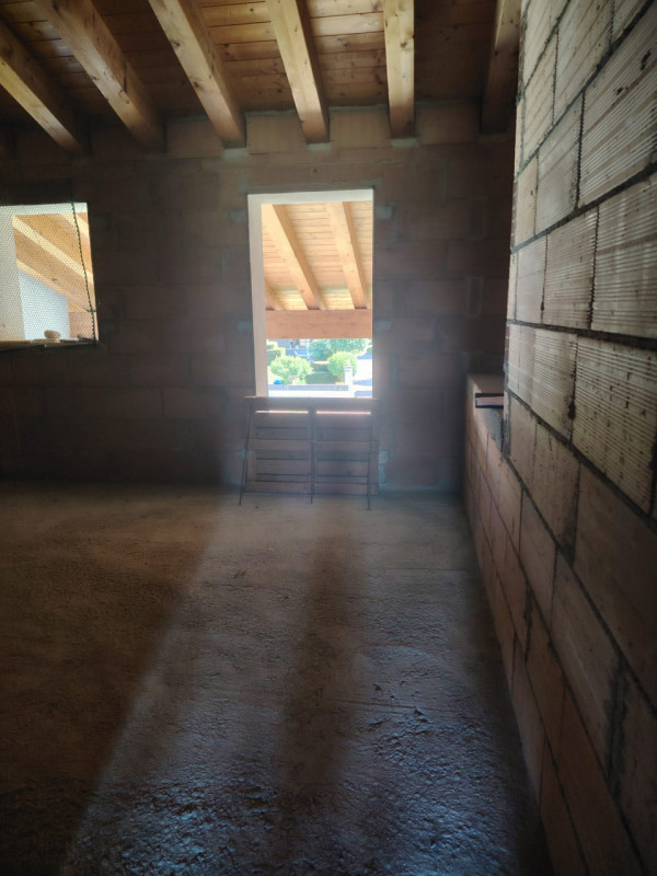 Spaziosa e luminosa villetta bifamiliare. L'immobile è disposto su 2 livelli fuori terra e 1 inte...