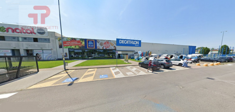 Trattasi di un lotto di mq 35.900 circa, composto da un'area coperta e calpestabile dedicata per ...