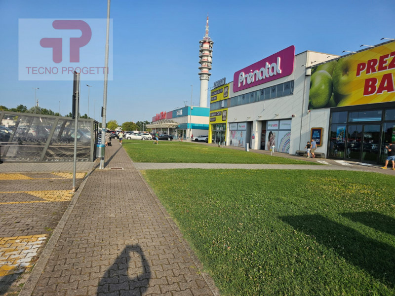 Trattasi di un lotto di mq 35.900 circa, composto da un'area coperta e calpestabile dedicata per ...