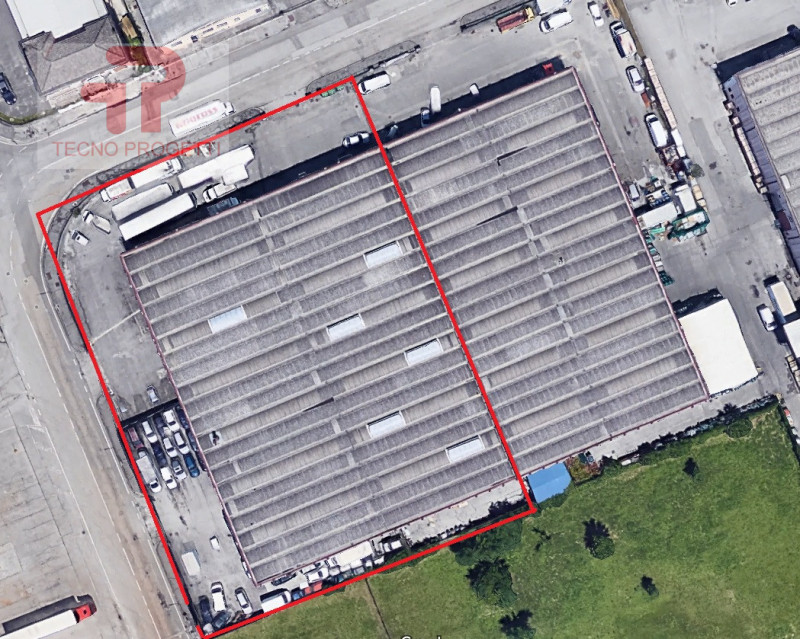 Trattasi di un lotto di mq 5.200 circa, composto da un capannone di mq 3.200 circa e suddiviso in...