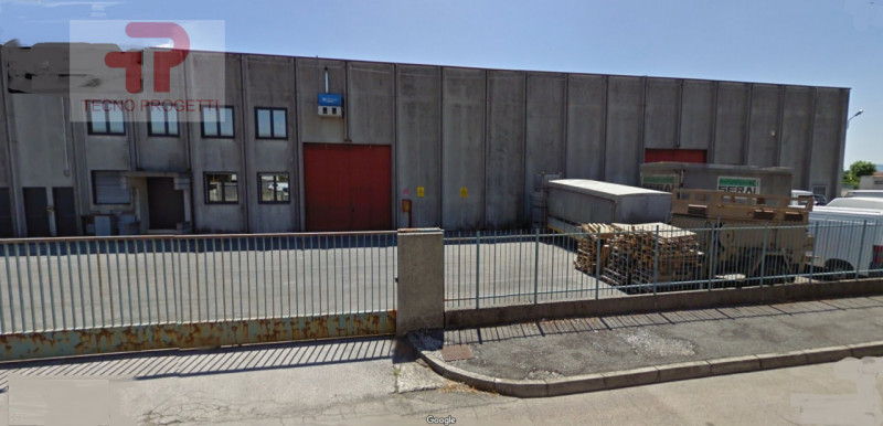 Trattasi di un lotto di mq 5.200 circa, composto da un capannone di mq 3.200 circa e suddiviso in...