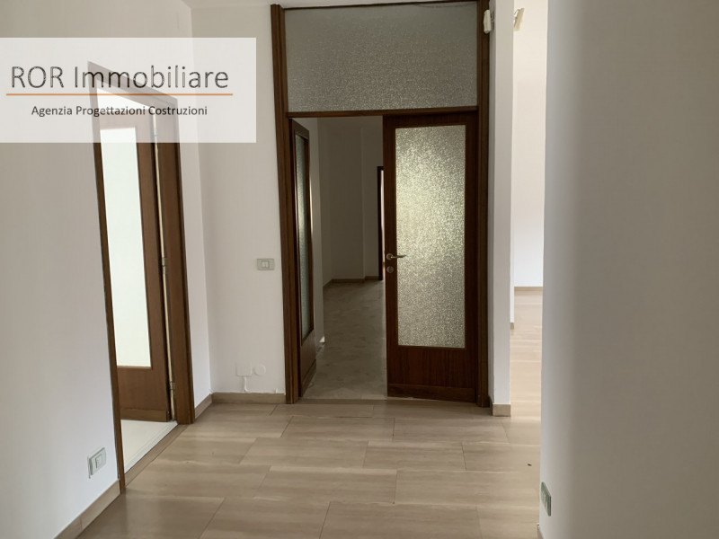 Appartamento al terzo piano collocato nel cuore di Padova, composto da ingresso soggiorno cucina ...