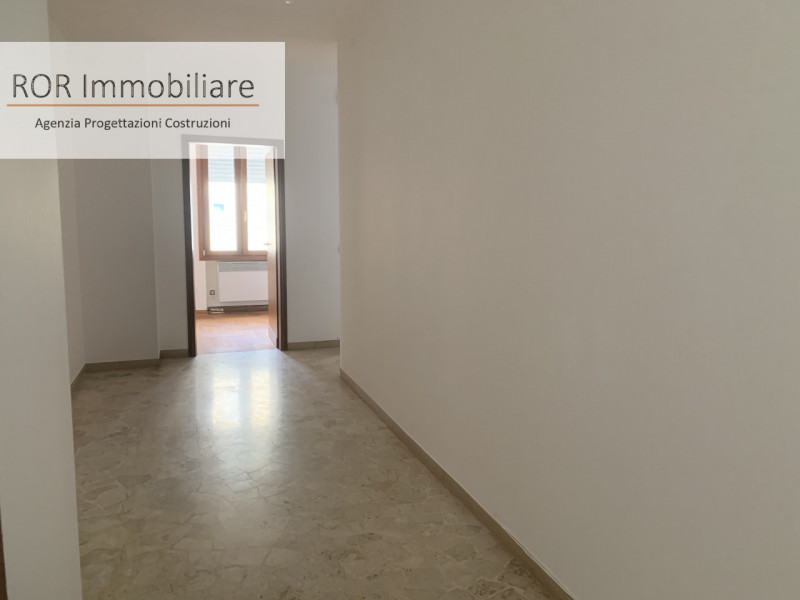 Appartamento al terzo piano collocato nel cuore di Padova, composto da ingresso soggiorno cucina ...