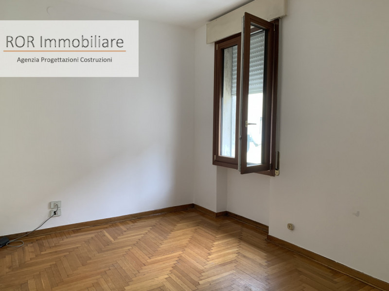 Appartamento al terzo piano collocato nel cuore di Padova, composto da ingresso soggiorno cucina ...