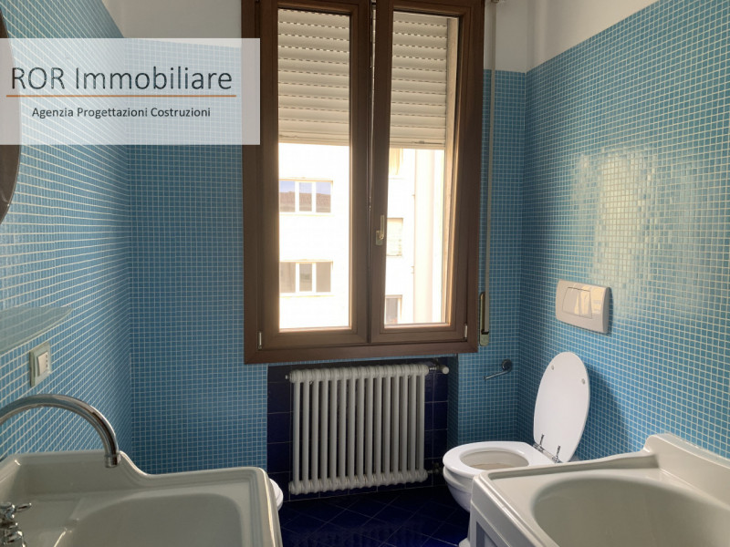 Appartamento al terzo piano collocato nel cuore di Padova, composto da ingresso soggiorno cucina ...