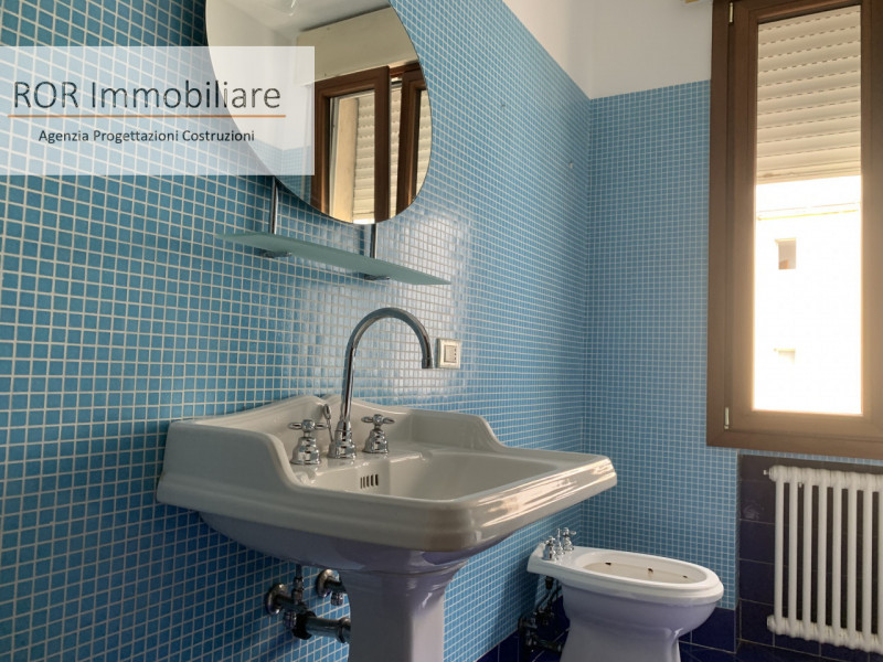 Appartamento al terzo piano collocato nel cuore di Padova, composto da ingresso soggiorno cucina ...