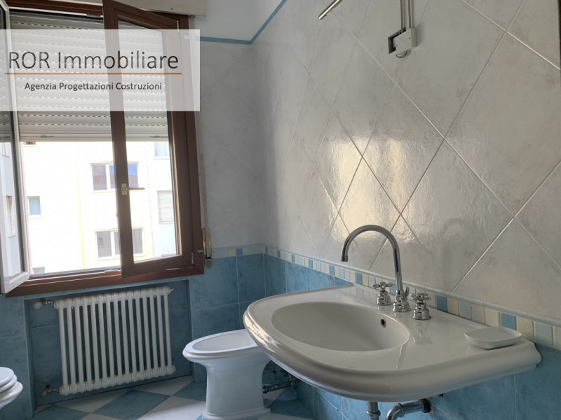 Appartamento al terzo piano collocato nel cuore di Padova, composto da ingresso soggiorno cucina ...