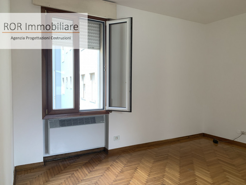 Appartamento al terzo piano collocato nel cuore di Padova, composto da ingresso soggiorno cucina ...