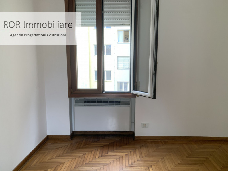 Appartamento al terzo piano collocato nel cuore di Padova, composto da ingresso soggiorno cucina ...