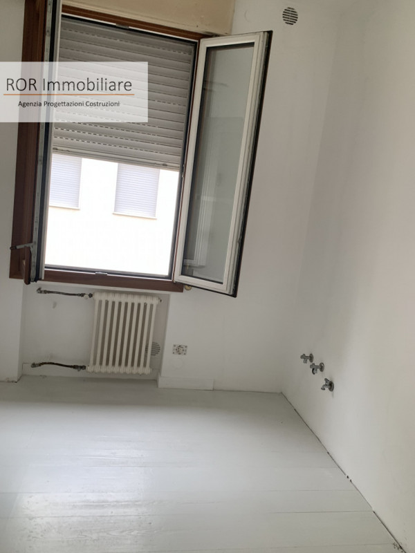 Appartamento al terzo piano collocato nel cuore di Padova, composto da ingresso soggiorno cucina ...