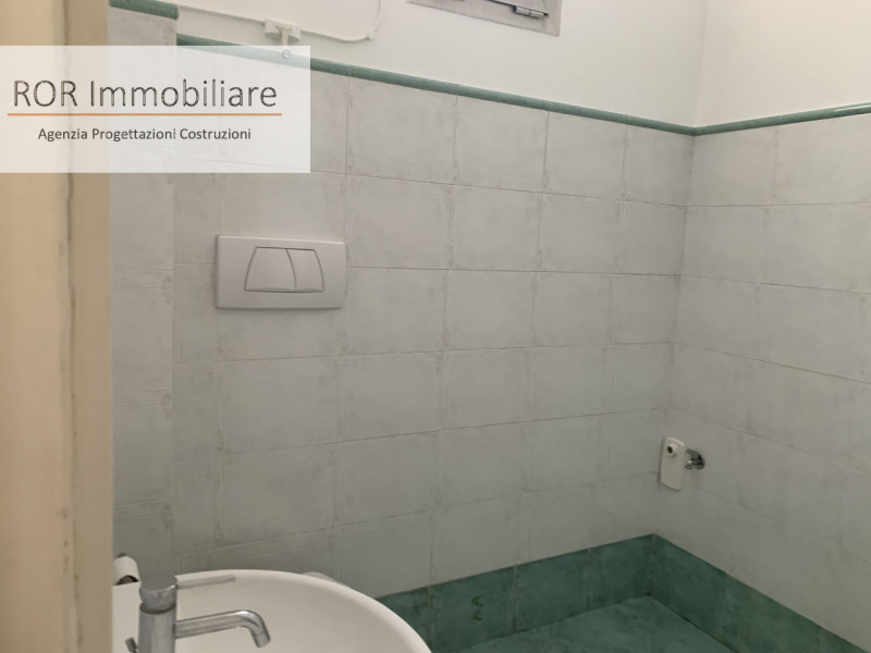 Appartamento al terzo piano collocato nel cuore di Padova, composto da ingresso soggiorno cucina ...