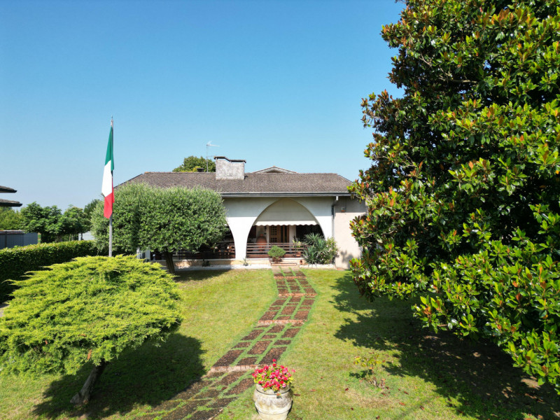 Proponiamo in vendita una graziosa abitazione con magazzino situata a Urbana, immersa in un ampio...