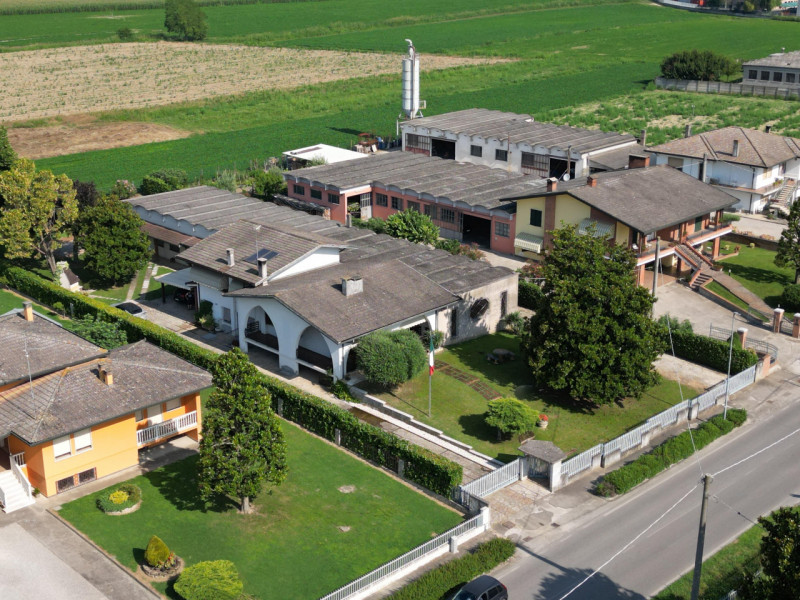 Proponiamo in vendita una graziosa abitazione con magazzino situata a Urbana, immersa in un ampio...