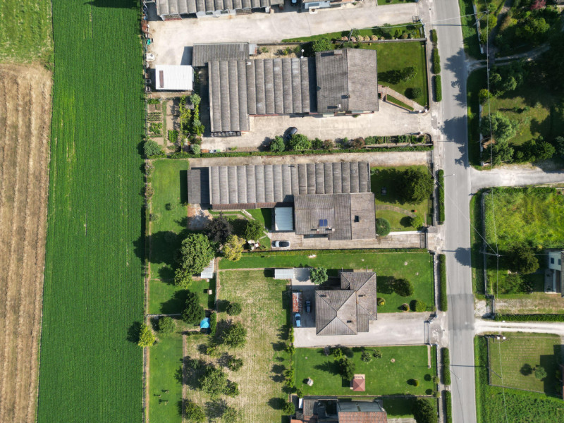 Proponiamo in vendita una graziosa abitazione con magazzino situata a Urbana, immersa in un ampio...