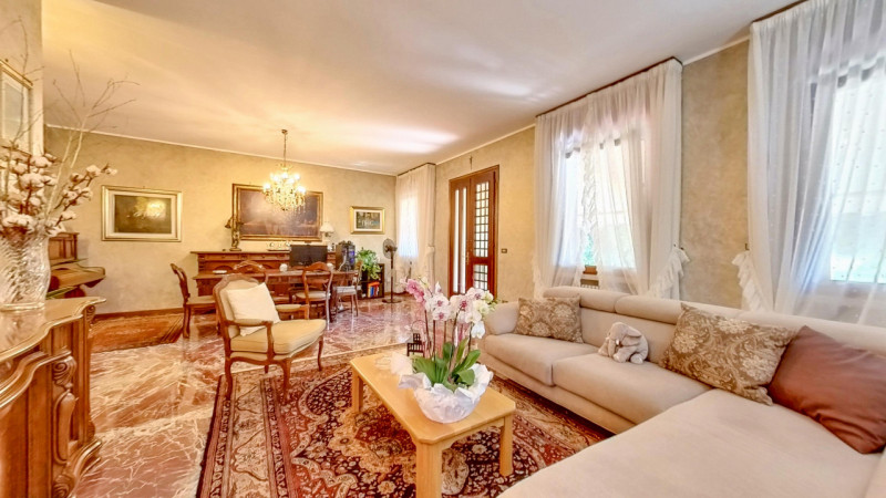 Proponiamo in vendita una graziosa abitazione con magazzino situata a Urbana, immersa in un ampio...