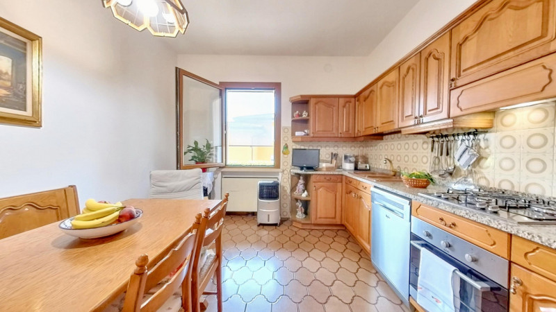 Proponiamo in vendita una graziosa abitazione con magazzino situata a Urbana, immersa in un ampio...