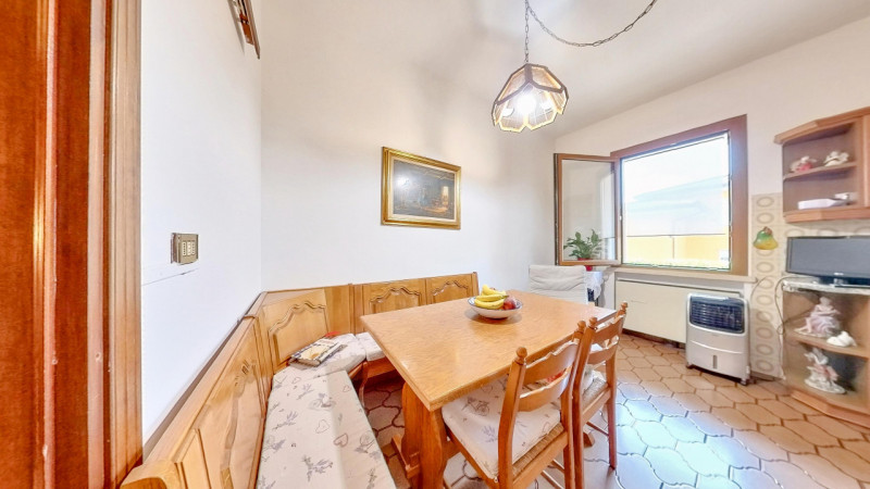 Proponiamo in vendita una graziosa abitazione con magazzino situata a Urbana, immersa in un ampio...