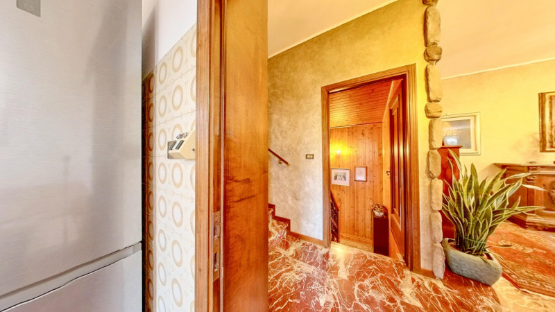 Proponiamo in vendita una graziosa abitazione con magazzino situata a Urbana, immersa in un ampio...