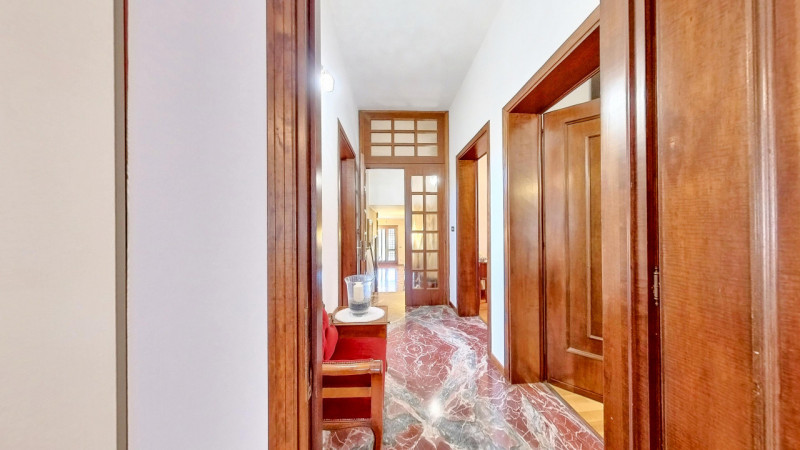 Proponiamo in vendita una graziosa abitazione con magazzino situata a Urbana, immersa in un ampio...