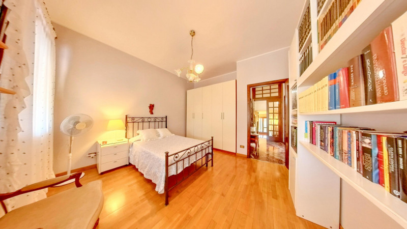 Proponiamo in vendita una graziosa abitazione con magazzino situata a Urbana, immersa in un ampio...