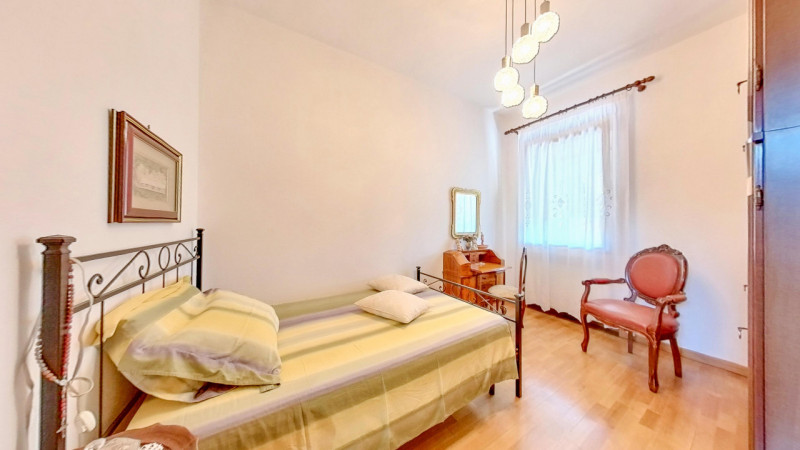 Proponiamo in vendita una graziosa abitazione con magazzino situata a Urbana, immersa in un ampio...