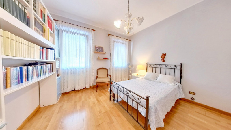 Proponiamo in vendita una graziosa abitazione con magazzino situata a Urbana, immersa in un ampio...