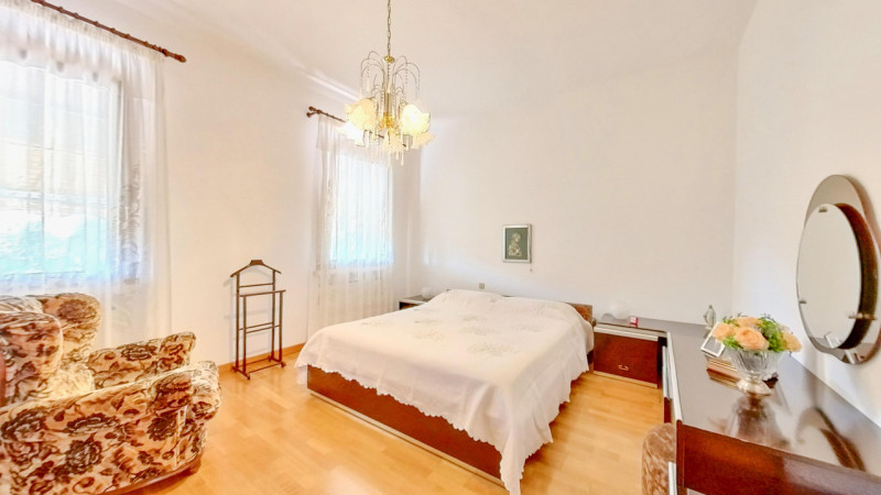 Proponiamo in vendita una graziosa abitazione con magazzino situata a Urbana, immersa in un ampio...