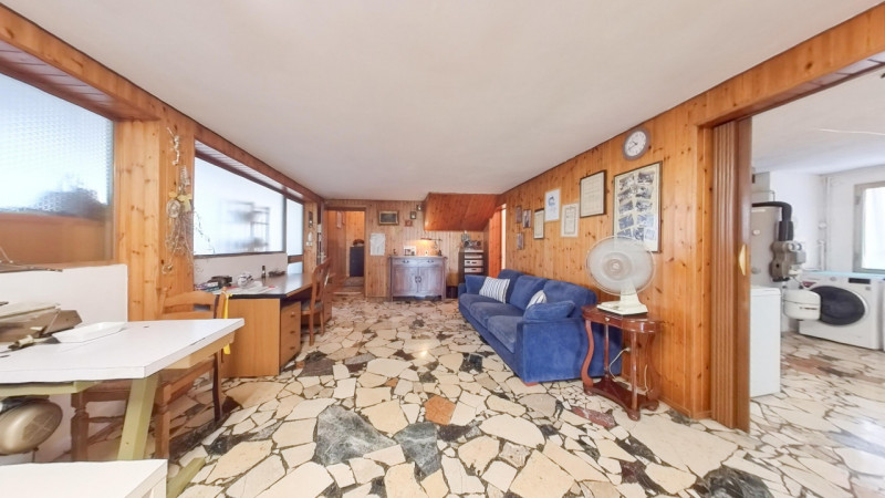 Proponiamo in vendita una graziosa abitazione con magazzino situata a Urbana, immersa in un ampio...