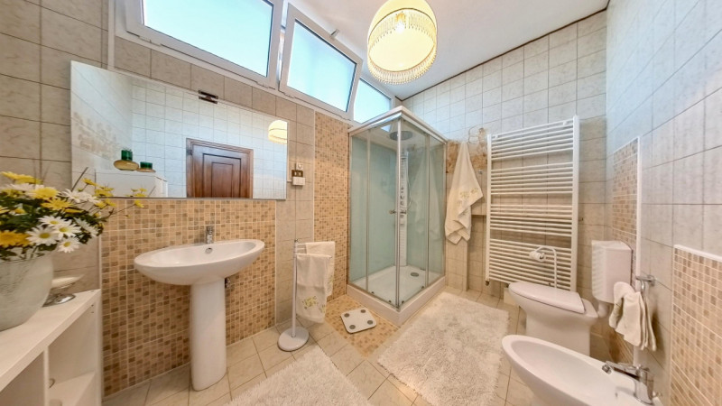 Proponiamo in vendita una graziosa abitazione con magazzino situata a Urbana, immersa in un ampio...