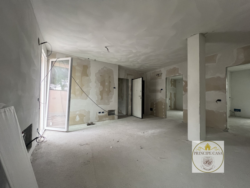 Rif. APEB07 -A pochi passi dal centro comodo alle scuole e ai servizi, proponiamo in vendita appa...