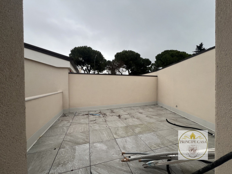 Rif. APEB07 -A pochi passi dal centro comodo alle scuole e ai servizi, proponiamo in vendita appa...