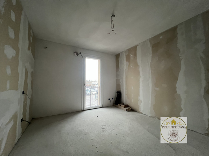 Rif. APEB07 -A pochi passi dal centro comodo alle scuole e ai servizi, proponiamo in vendita appa...