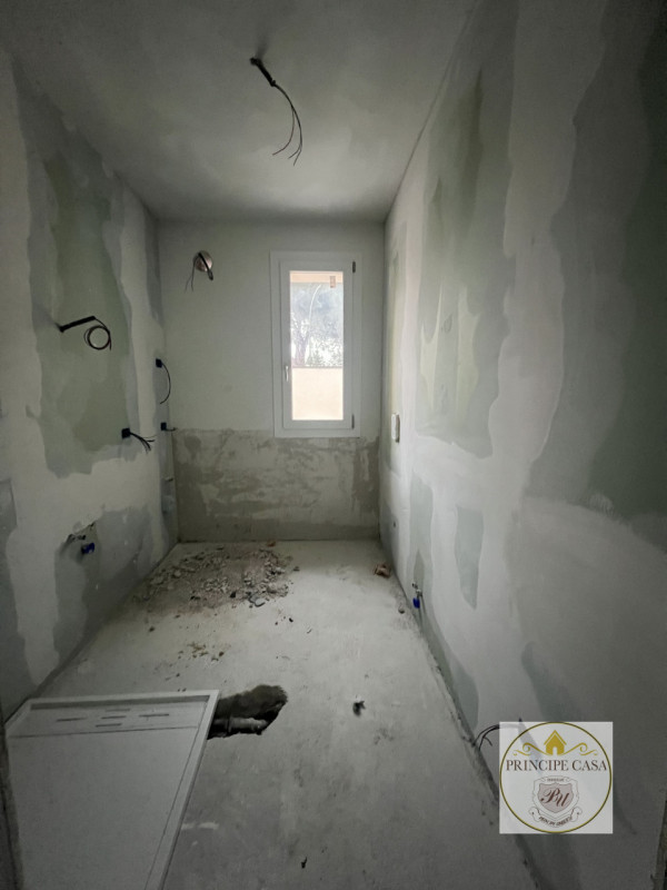 Rif. APEB07 -A pochi passi dal centro comodo alle scuole e ai servizi, proponiamo in vendita appa...