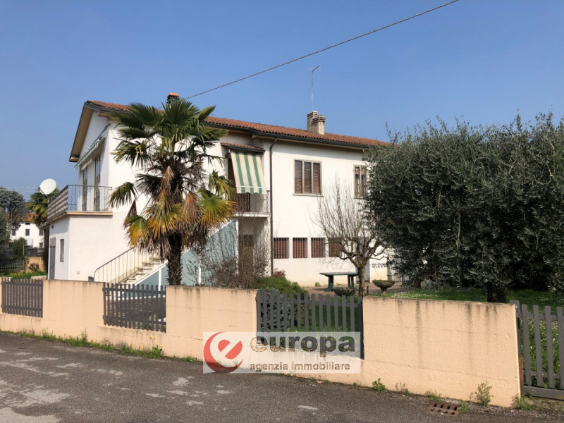 OSPEDALETTO, a due passi dal capolinea dell'autobus urbano n.05, spaziosa casa unifamiliare compl...