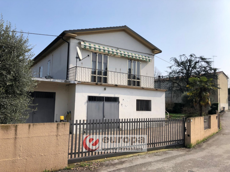 OSPEDALETTO, a due passi dal capolinea dell'autobus urbano n.05, spaziosa casa unifamiliare compl...