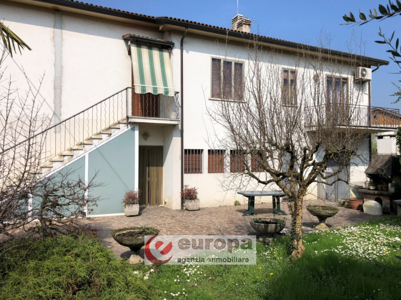 OSPEDALETTO, a due passi dal capolinea dell'autobus urbano n.05, spaziosa casa unifamiliare compl...